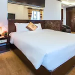May De Ville Grand Hotel